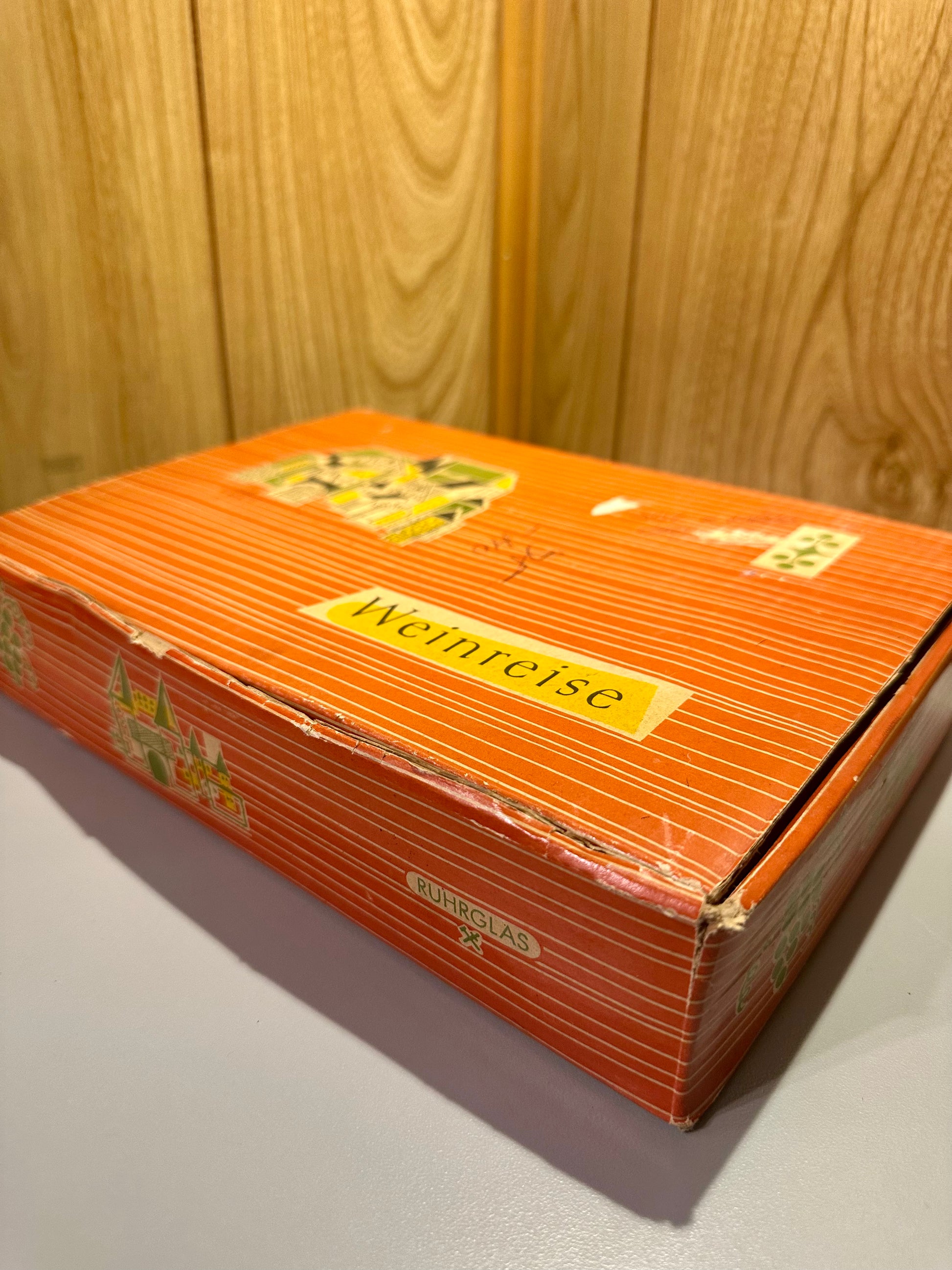 Orange box with 'Weinpreise' text on a wooden surface
